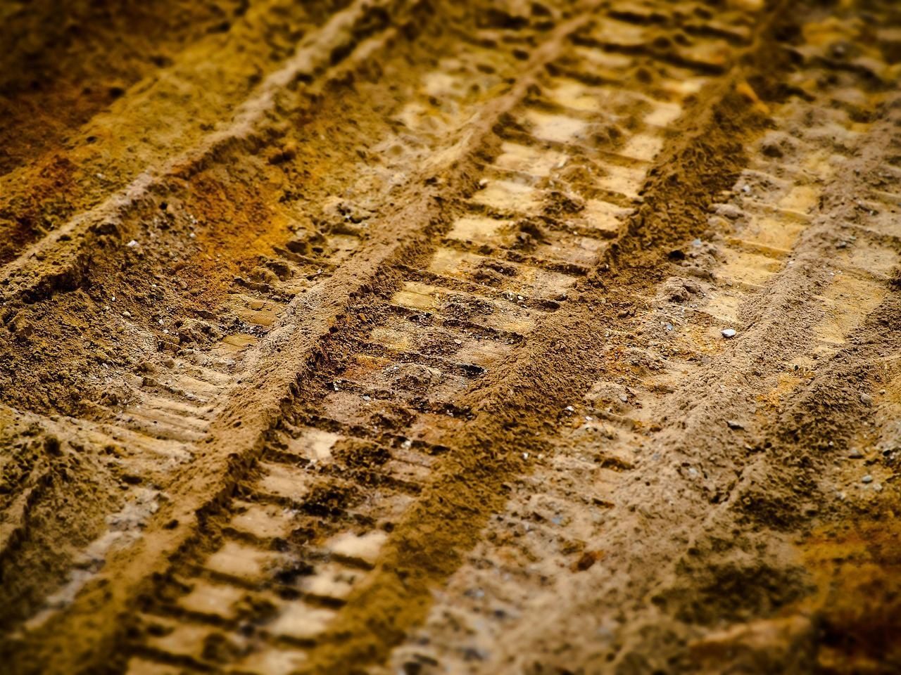 Tire tracks in sand — how North Miami heat and humidity wear down tires